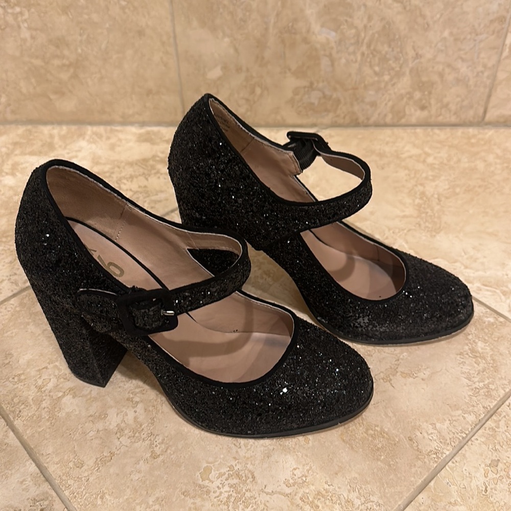 Adorable block heel glitter Mary Jane’s - Picture 2 of 4